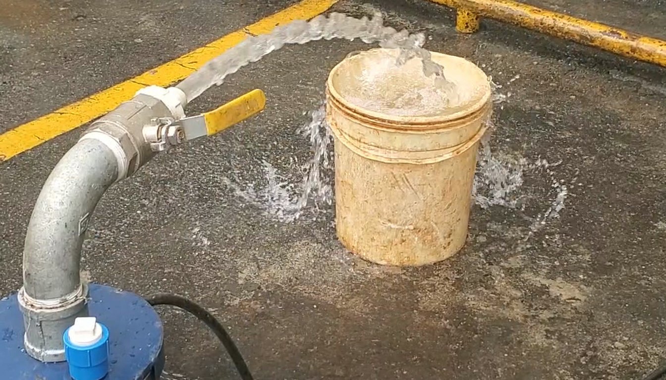 Água jorrando durante teste de bombeamento de poço artesiano — exija o teste documentado nos moldes da NBR 12.244