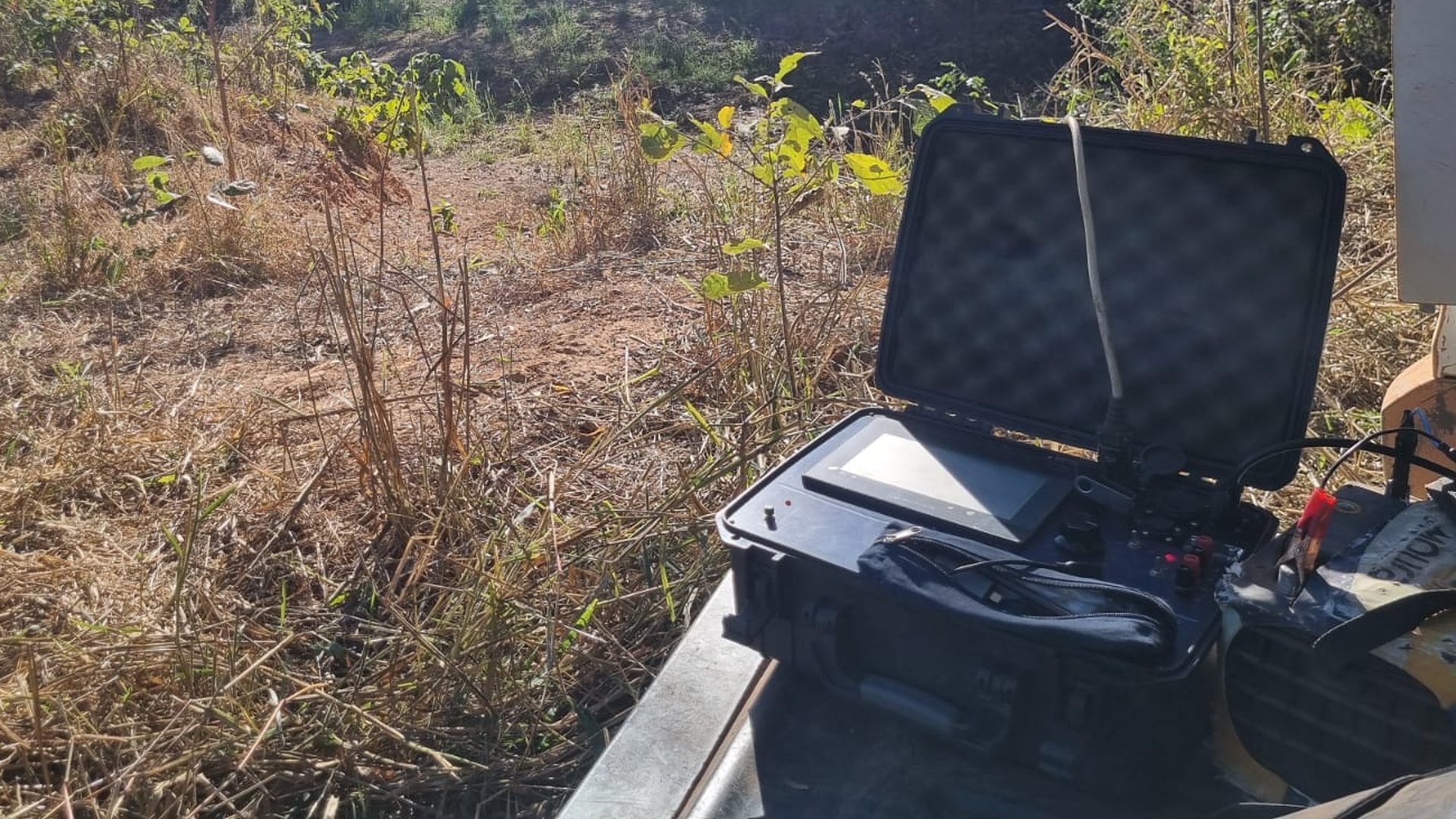 Resistivímetro da Aqua Liber em levantamento geofísico de campo real, usado para estimar a profundidade da zona produtiva antes da perfuração